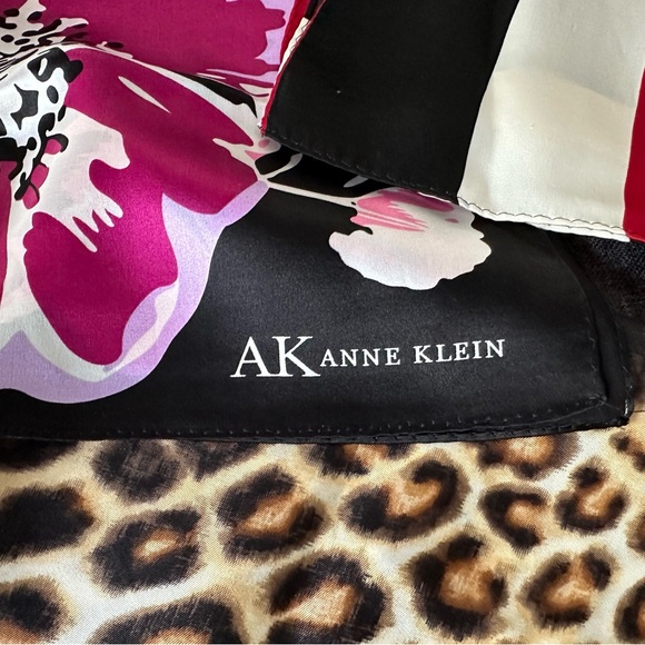 Set 4 scarves-name brands (see photos) like new - Picture 3 of 4